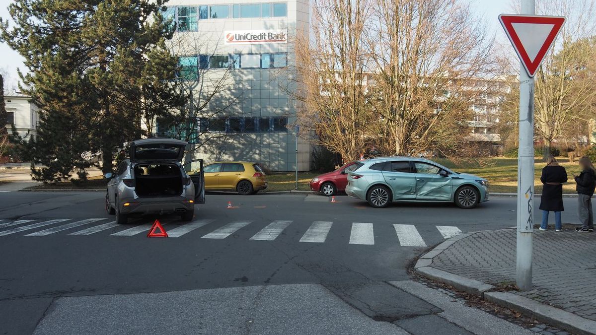 Střet na křižovatce v Šumperku. Zranění při nehodě utrpěla nezletilá